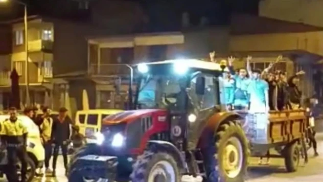 Adilcevaz'da vatandaşlar Cumhurbaşkanı Erdoğan'ın seçim zaferini traktörle kutladı
