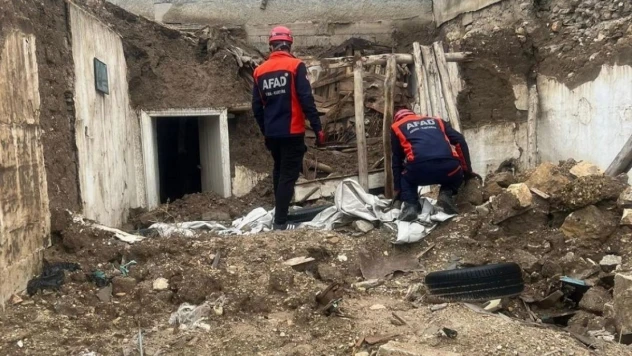 Adıyaman'da ağır hasarlı toprak ev çöktü