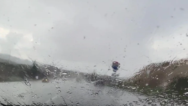 Adıyaman'da doluyla karışık yağmura cam silecekleri yetişemedi