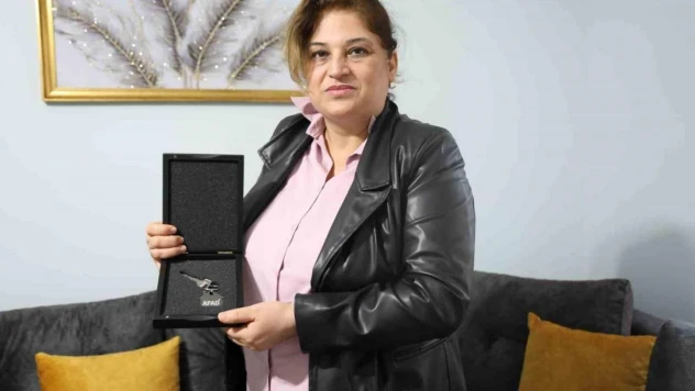 Afetzede vatandaş, anahtarını teslim aldığı yeni evinde yaşayacağı güzel günler için heyecanlanıyor