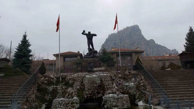 Afyonkarahisar'da 2023 yılı parçalı bulutlu bir havayla geçirdi