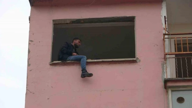 Ağır hasarlı binanın 6'ıncı katına çıkan genç polisi alarma geçirdi