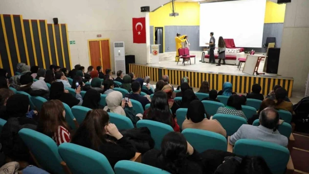Ağrı'da 'Paydos' isimli tiyatro oyunu büyük ilgi gördü