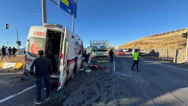 Ağrı'da ambulans kamyonetle çarpıştı: 2'si ağır 7 yaralı