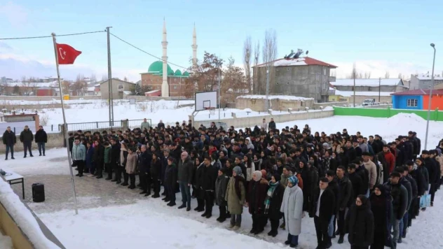 Ağrı'da deprem şehitleri için saygı duruşu