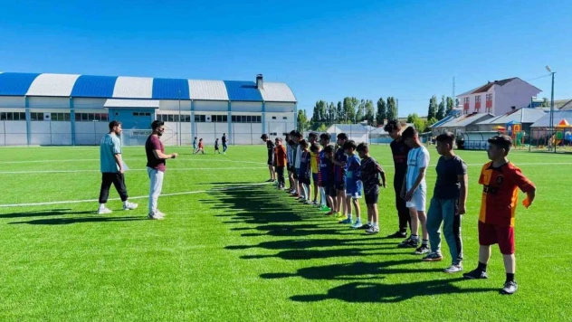 Ağrı'da GSB Spor Okulları projesi kapsamında öğrencilere spor eğitimi veriliyor