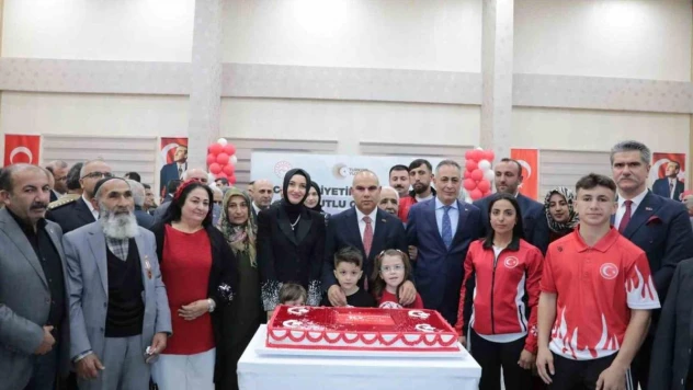 Ağrı'da havai fişek gösterisi geceyi aydınlattı