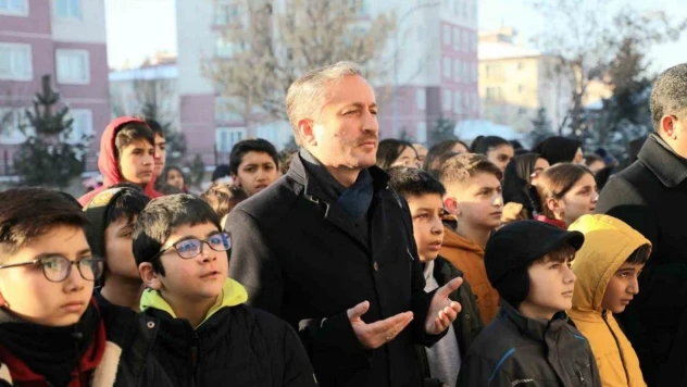 Ağrı'da şehitler için okullarda bir dakikalık saygı duruşunda bulunuldu
