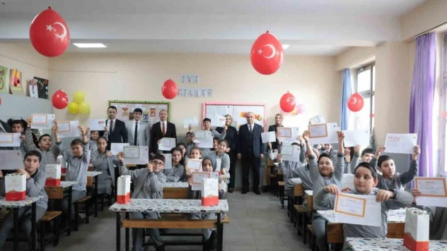 Ağrı'da yeniden okula kazandırılan çocuklar karne heyecanı yaşadı