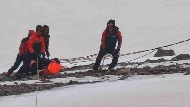 Ağrı dağında hayatını kaybeden 2 dağcının cesedi kamp alanına taşınıyor