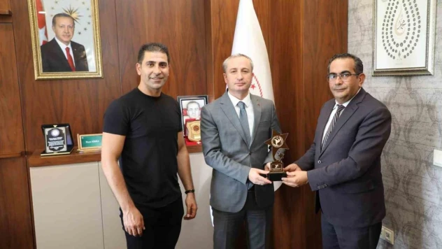 Ağrı İl Milli Eğitim Müdürüne Halk Oyunlarından Plaket