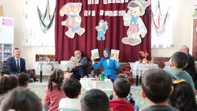 Ağrı Valisi Koç ve eşi, miniklere masal okudu