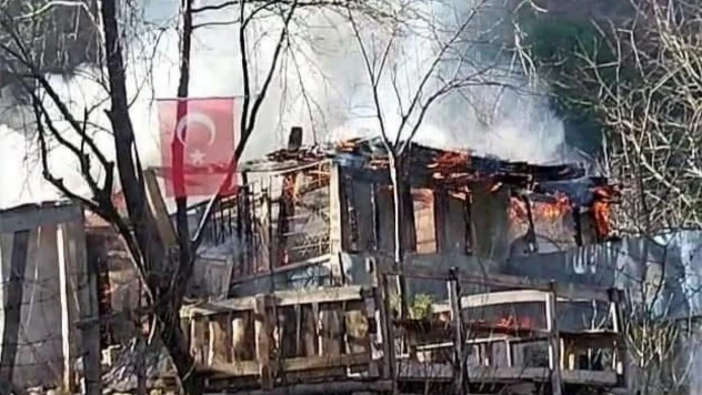 Ahşap evde çıkan yangın itfaiye ekiplerince söndürüldü