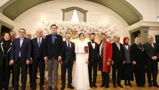 AK Partililer gençlik kolları başkanının düğününde buluştu