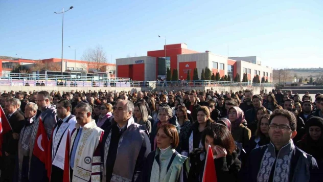 Akademisyenler ve üniversite öğrencileri şehitler için toplandı, terörü lanetledi