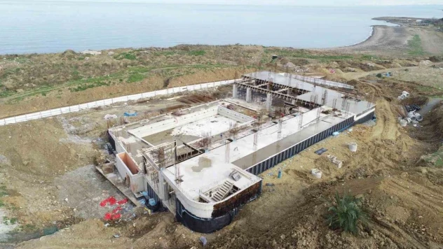Akçaabat'ta yarı olimpik kapalı yüzme havuzu inşaatı sürüyor