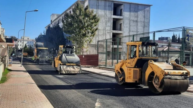Akdeniz'de asfalt çalışmaları aralıksız sürüyor