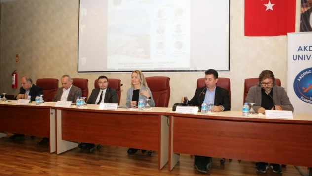 Akdeniz Üniversitesi'nde Şehir ve Turizm Paneli düzenlendi