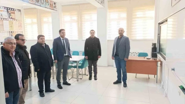 Akıllı tahta montajı tamamlanan okullarda inceleme yapıldı