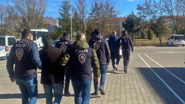 Aksaray'da dolandırıcılık ve veri hırsızlığından aranan 4 şahıs tutuklandı