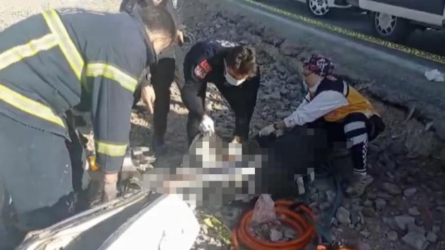 Aksaray'da otomobil park halindeki iş makinesine çarptı: 1 ölü