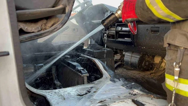 Aksaray'da seyir halindeki kamyonet yandı