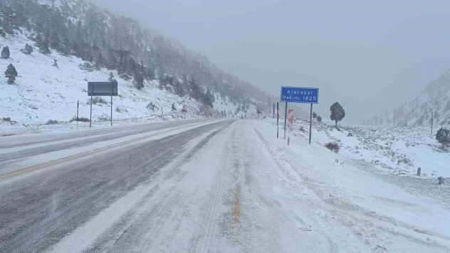 Alacabel'de gece başlayan kar yağışı sonrası ekipler seferber oldu