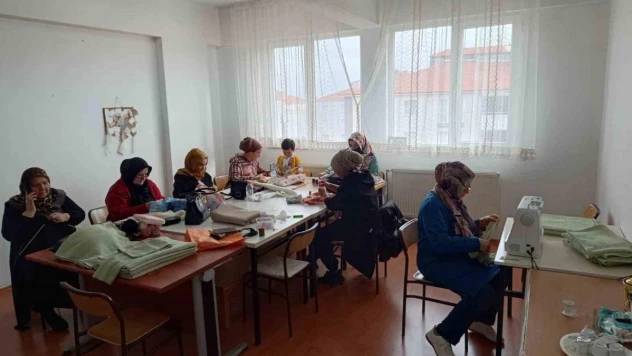 Alacalı kursiyerler Gazze'deki çocuklara giysi ve battaniye dikiyor