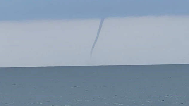 Alanya'da denizde görünen hortum karaya çıkmadan kayboldu