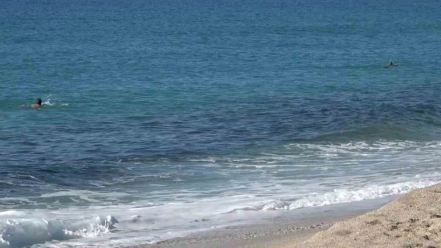 Alanya'da güzel havayı fırsat bilen turistler deniz kenarına koştu