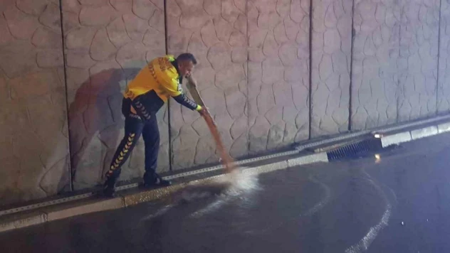 Alanya'da polislerin su dolu alt geçitte trafik çilesi