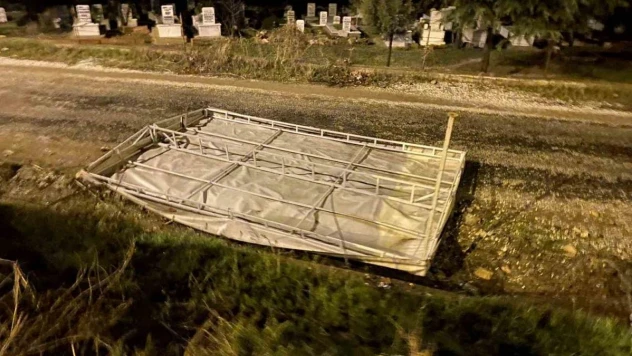 Alaşehir'de fırtına kulübenin çatısını uçurdu