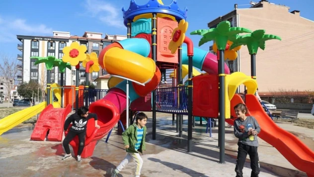 Alaşehir'in parklarına yeni oyun grupları
