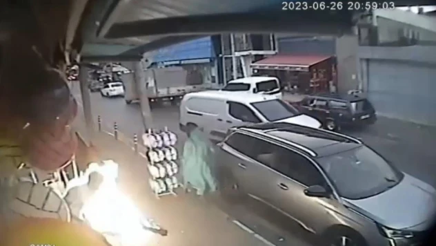 Alev alan kamp ocağını eliyle taşıyıp tekmeleyerek söndürdü