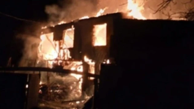 Alevlere teslim olan iki katlı ev küle döndü