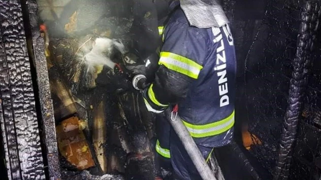 Alevlerin yükseldiği çatı katı kullanılamaz hale geldi