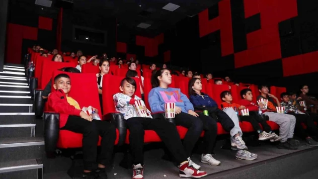 Aliağalı öğrencilerden 'Atatürk 1881-1919' filmine yoğun ilgi