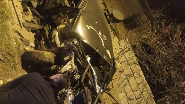 Alkollü sürücü direğe çarptı, Tofaş otomobil hurdaya döndü