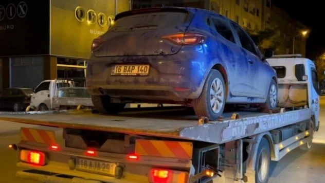 Alkollü sürücü polis ekiplerine saldırdı