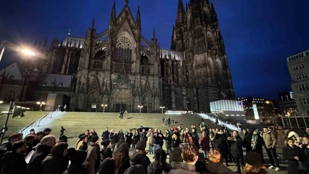 Almanya'da 6 Şubat depreminin yıldönümünde tarihi Dom Katedrali önünde anma programı