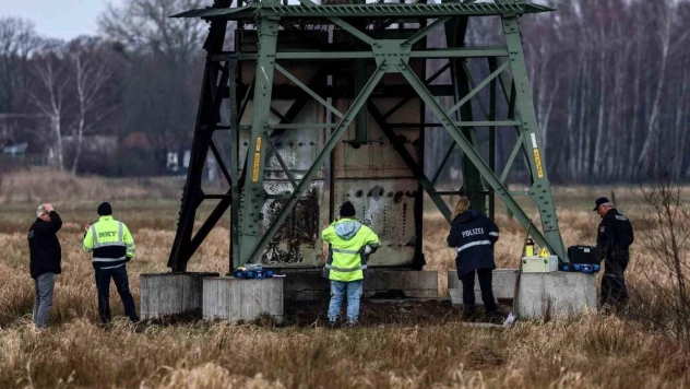 Almanya'da elektrik direğinde çıkan yangın Tesla fabrikasında üretimi durdurdu