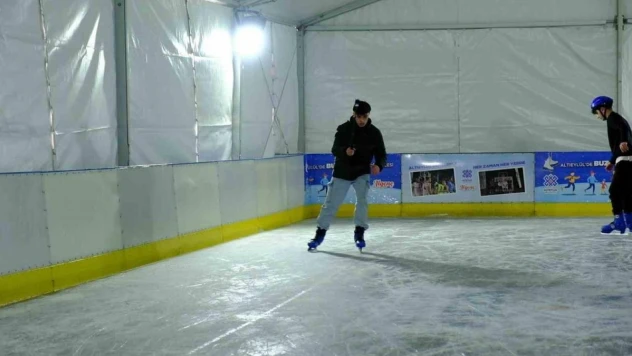 Altıeylül'de gençlere ücretsiz buz pateni