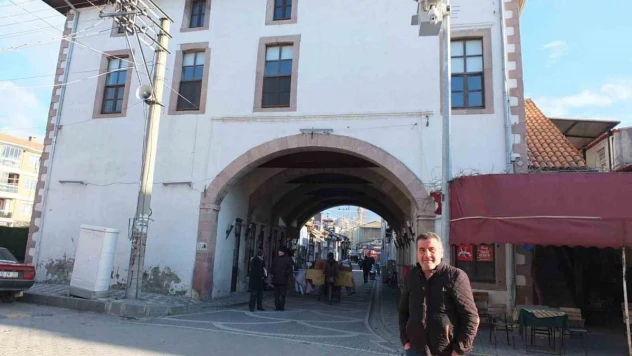 Altından yol geçen 280 yıllık cami ilgi odağı