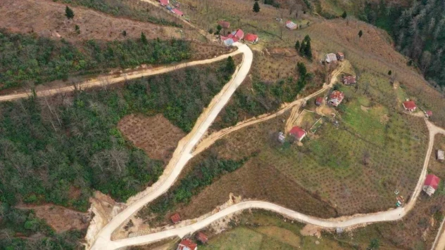 Altınordu'nun kırsal mahallelerinde beton ve asfalt yol çalışmaları sürüyor