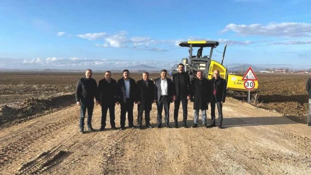 Altıntaş Kaymakamı ve Belediye Başkanı yol yapım çalışmalarını inceledi