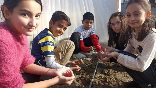 Altıntaş'ta öğrenciler yerli tohumları toprakla buluşturdu