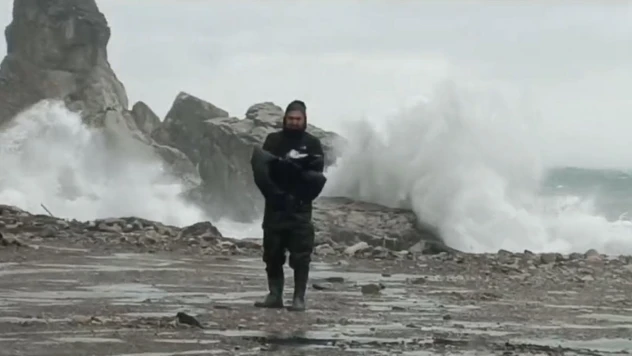 Amasra'da şiddetli  fırtına ve sağanak etkili oluyor, dalga boyu 8 metre aştı