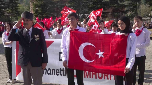 Amasya'da Cumhuriyetin 100. yılında dededen toruna bayrak teslimi