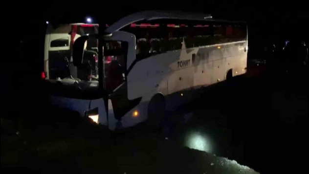 Amasya'da kontrolden çıkan yolcu otobüsü çukura düştü: 6 yaralı