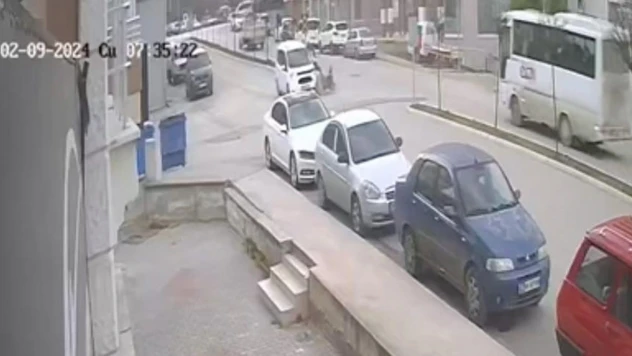 Amasya'da motosikletin hafif ticari araçla çarpıştığı kaza kamerada: 1 yaralı